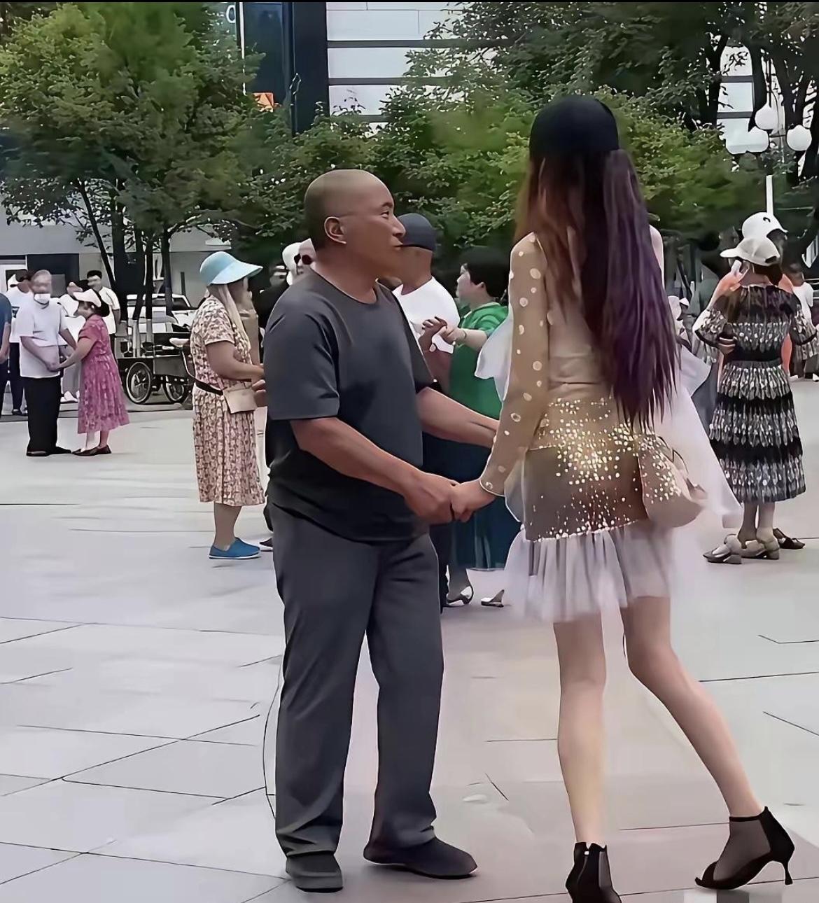 原以为是大叔高攀了，原来是我格局小了[笑着哭][笑着哭][笑着哭]