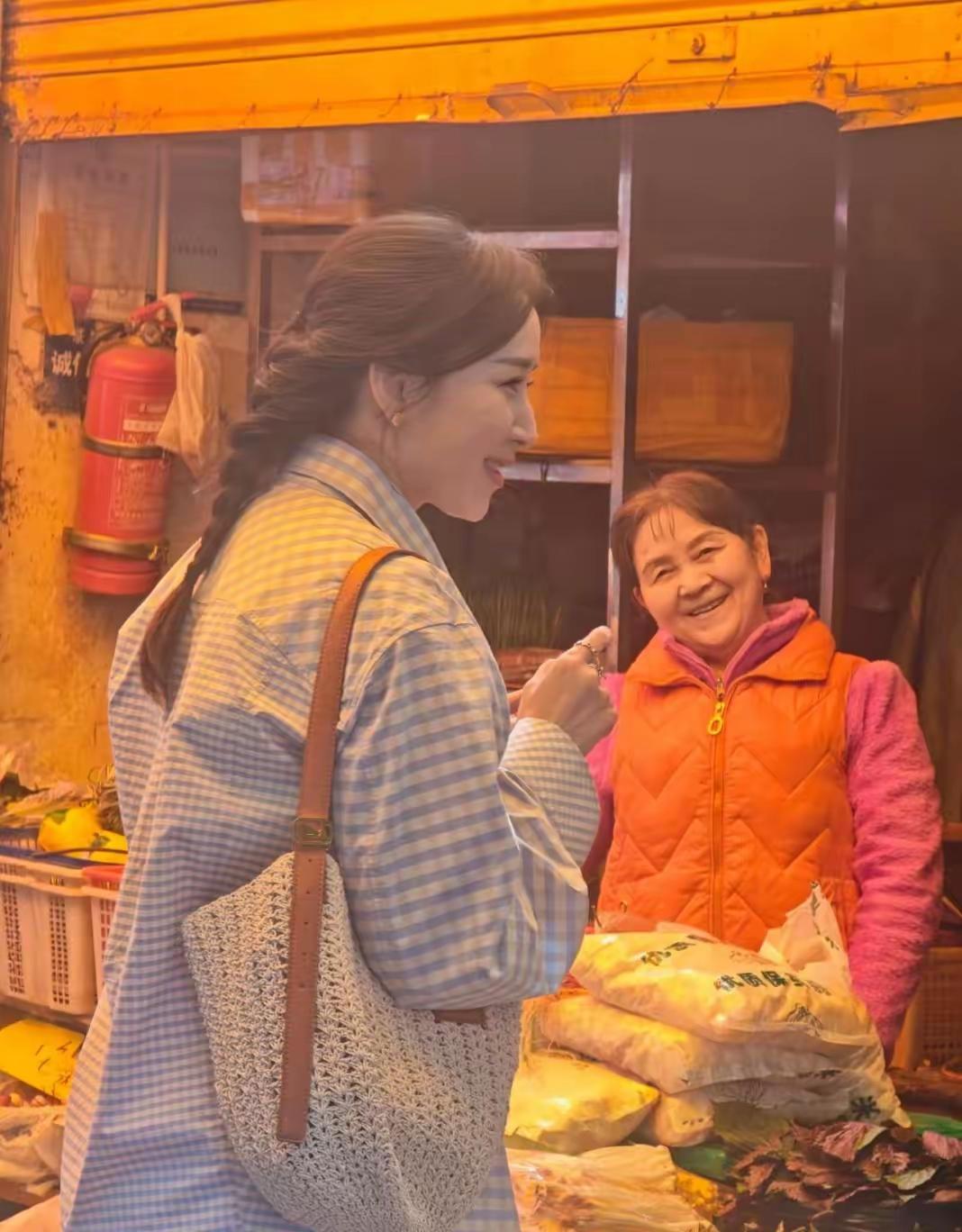 近日，有网友在云南老家的菜市场偶遇演员胡静，一组路透照迅速引发热议。褪去舞台与荧