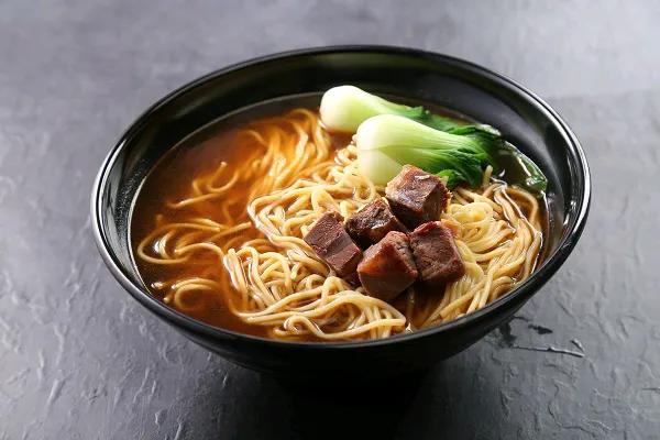 今天吃饭差点把我气晕，中午时在一家小餐馆点了一碗牛肉面，端上来时挺诱人的，我便吃