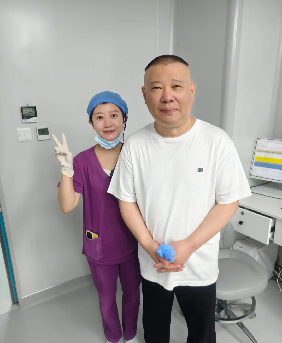 郭德纲去医院口腔科看病了吗？20日一位山东美女医生晒出的合影照，一看医生戴着手套