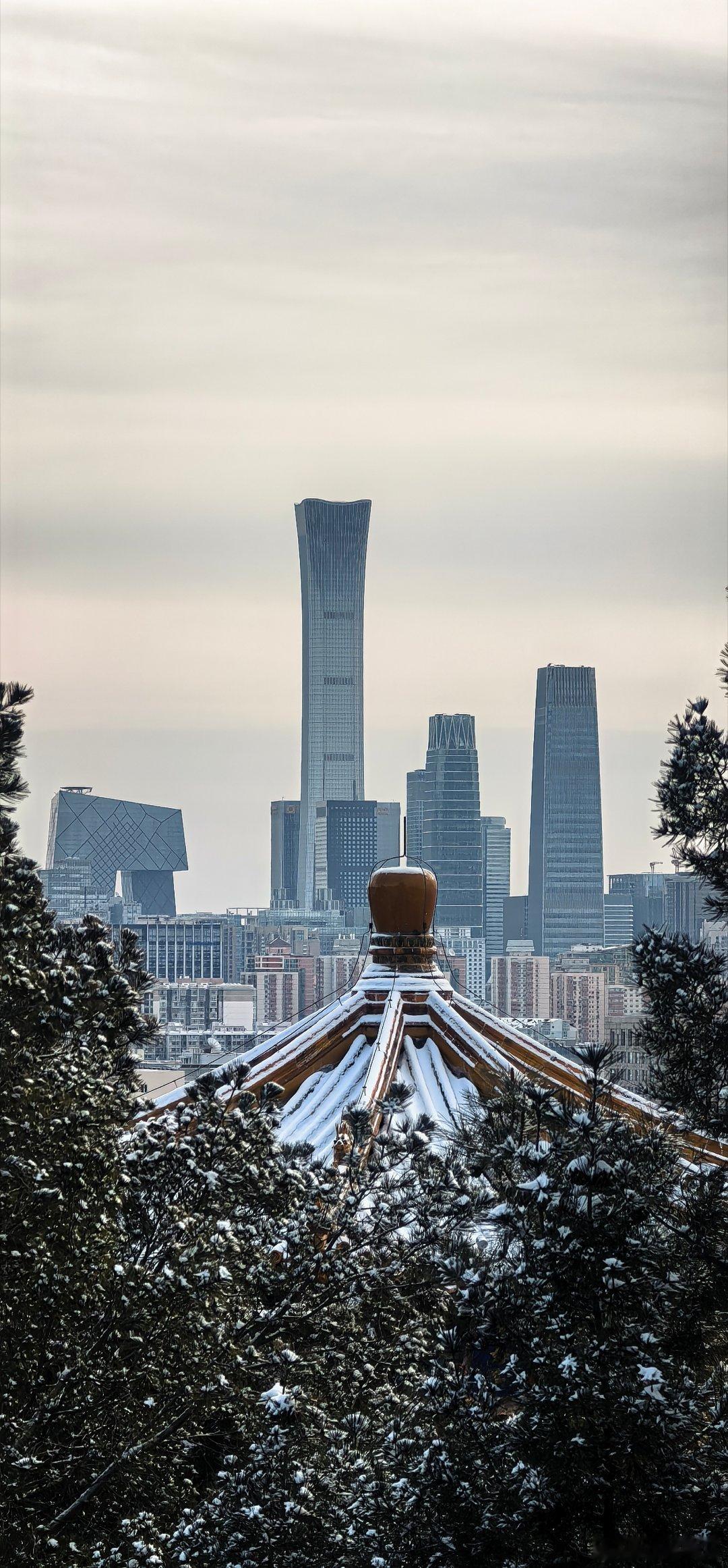 北京雪后初霁，登上景山看京城，中轴线两边好风景，西山晴雪清晰可见，朝阳CBD、中