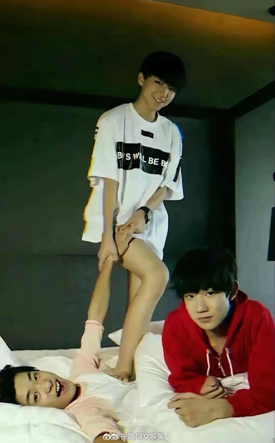 一张内娱塌了都不会再次碰到的照片！