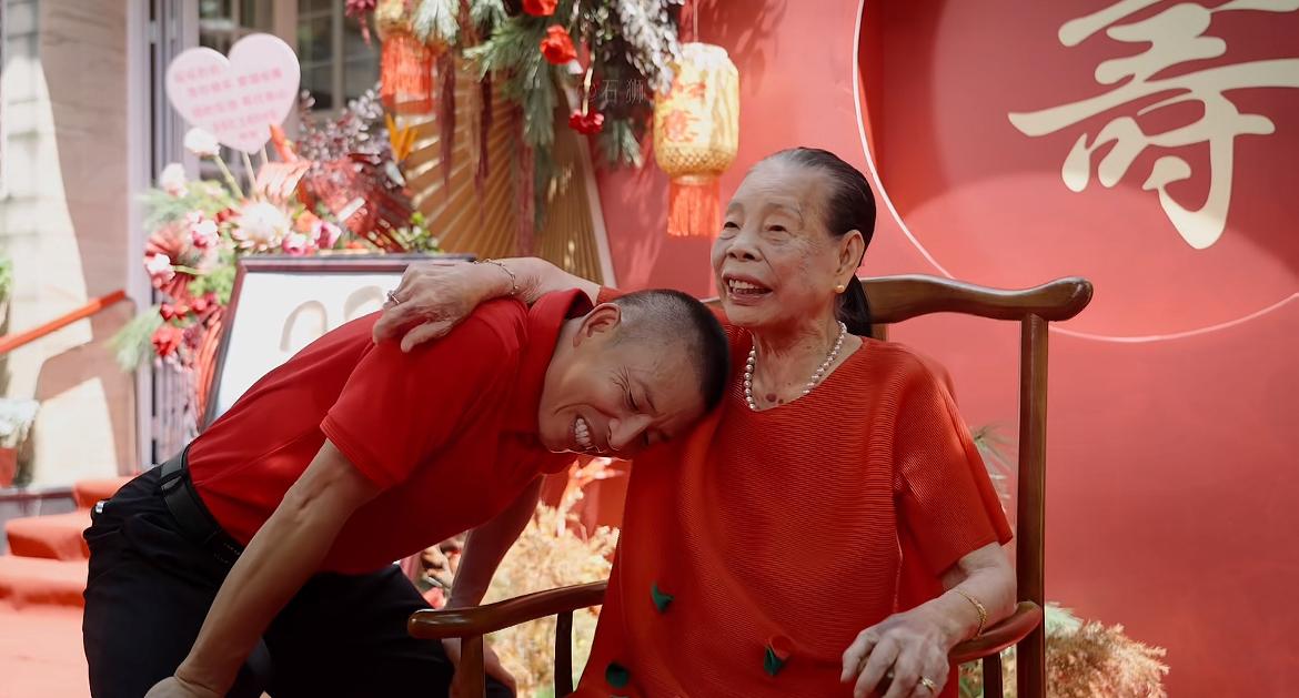 这才是富豪庆生的意义！福建富豪“卡宾先生”为老母亲庆祝90岁大寿，现场捐赠10