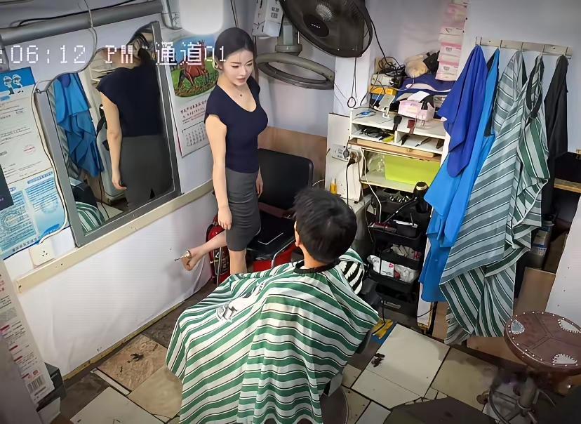 为什么不把理发室好好装修一下，我觉得凭借理发师这个清新甜美的造型，如果好好装修一