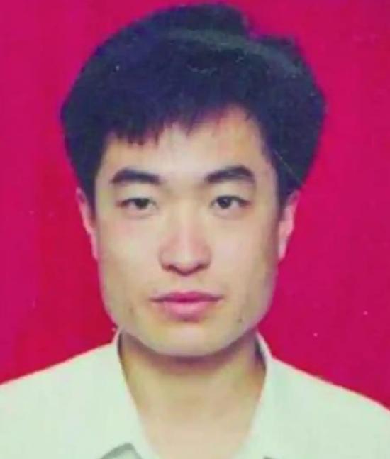 1999年4月15日，长春的马路上，一个满身是血的男子从撞坏的汽车里爬出来，他叫