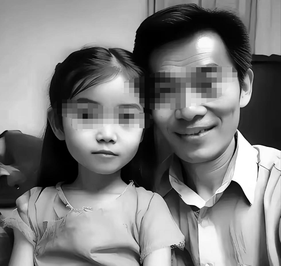 广东的李仁，收养了个13岁的瞎眼丫头，掏出26万给她治眼病，拆纱布那天，丫头突然