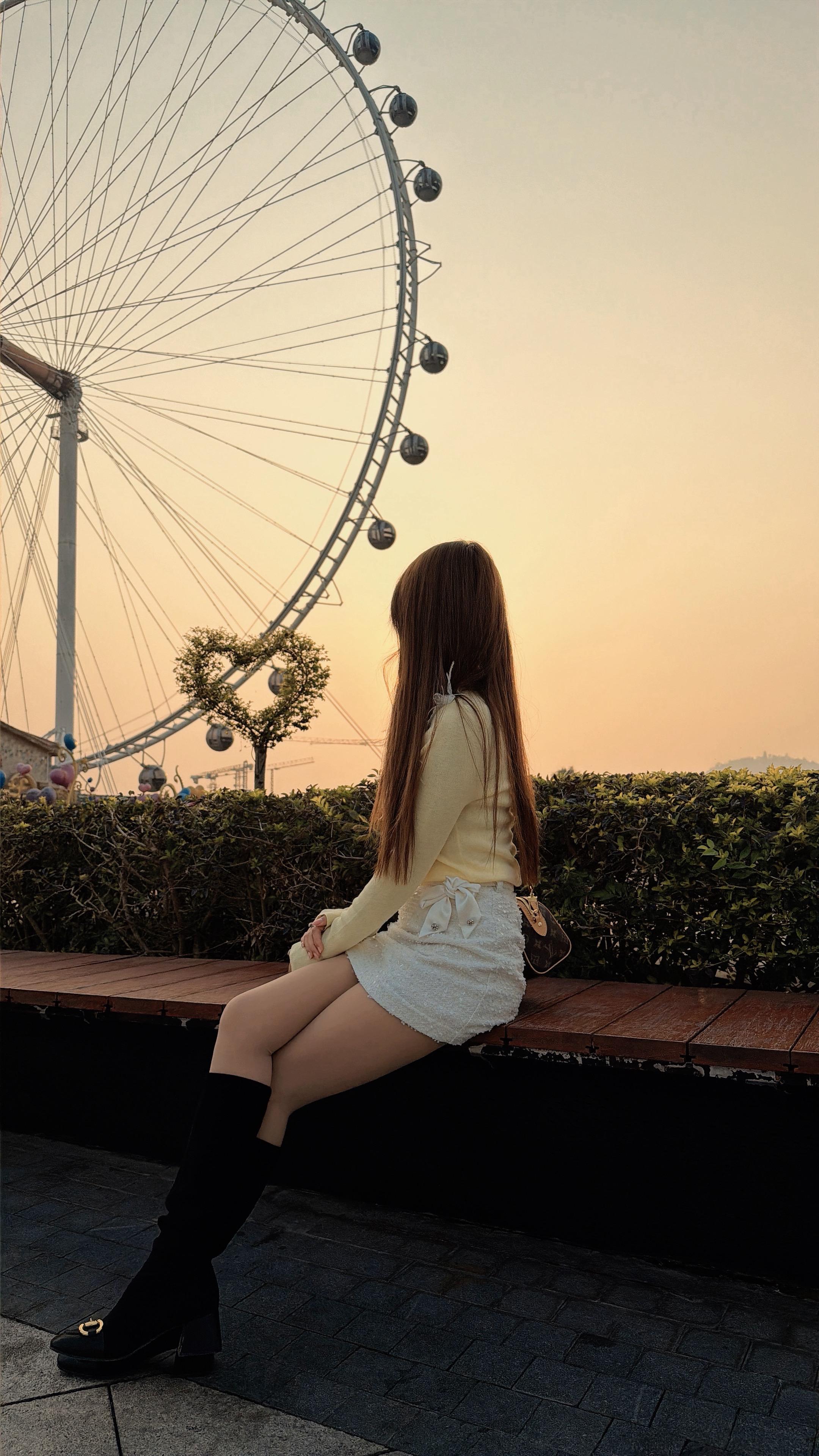 后来，才发现许多人再也不会出现在你的生活里，走着走着就散了……