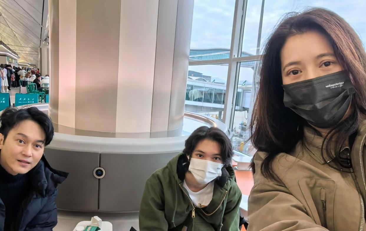 54岁袁咏仪到英国陪儿子读书，一个人逛宜家商城，化淡妆皮肤真好。最近儿子正式到英