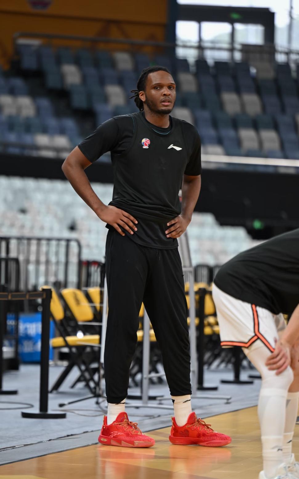 广厦生死100秒！卡尔顿首发8:0崩盘，赛后被弃，威廉姆斯一到他就凉