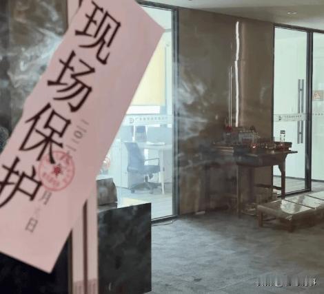 广州那家开在写字楼里的律师事务所，一夜之间被贴了封条。不是法院封的，是公安封的。