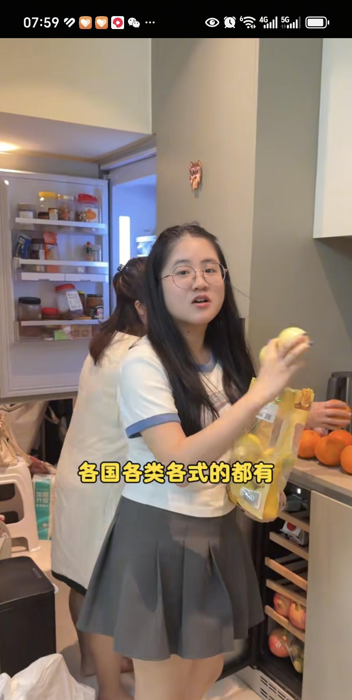 华华一家从山姆购物回来，东西多到冰箱塞不下。华华说买的时候，使劲买。现在回来看