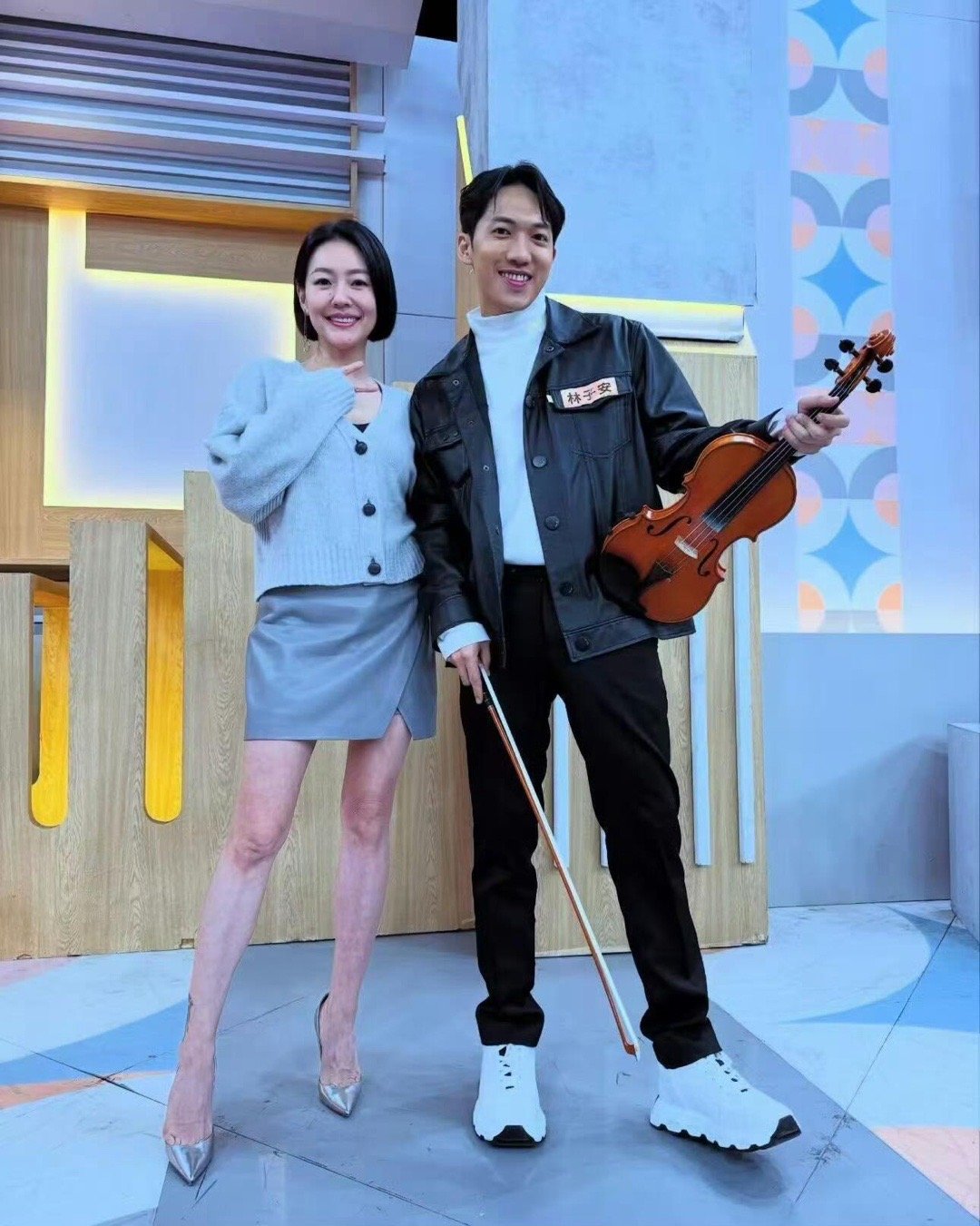腿真是无敌了小S小姐不熙娣上班照​​​