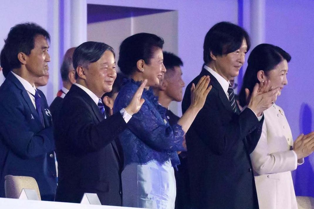 德仁天皇的个子也太娇小了，一副小鸟依人模样，文仁一脸憔悴，整个人显得很虚弱。