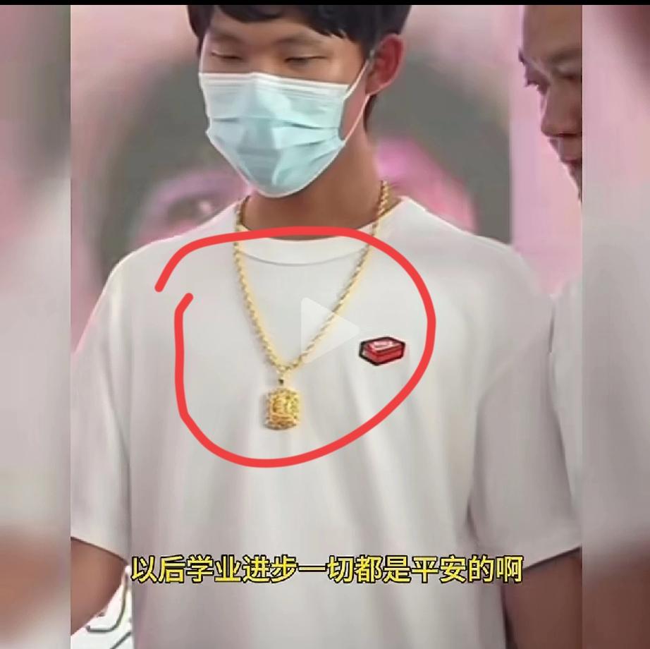 认亲宴上金链子刺眼！被拐儿子收到十几万礼物，另一个孩子连电脑都买不起东莞某酒