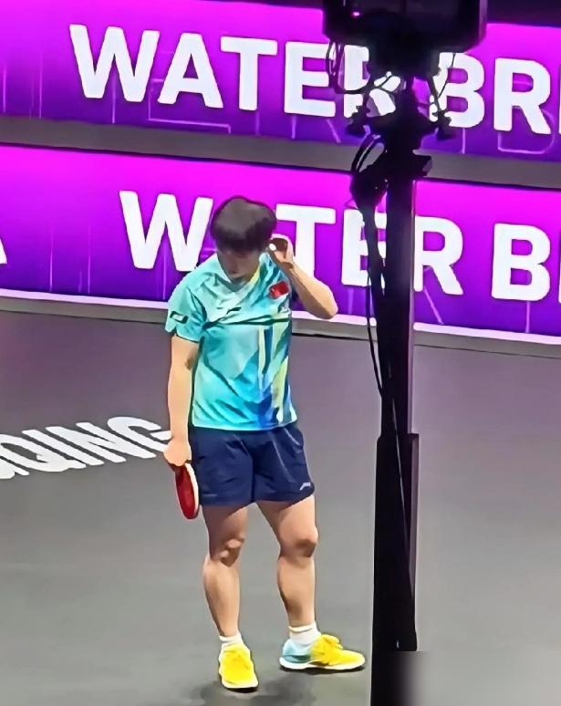 场边马琳脸都黑了，孙颖莎一局只拿2分，你敢信？前面几局还杀得天昏地暗，16