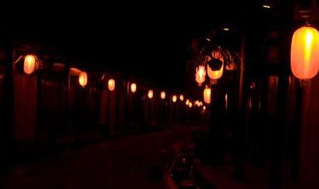 古代没有电灯，唐朝长安城这个百万人口的国际大都市，晚上到底是咋出门的。 大家