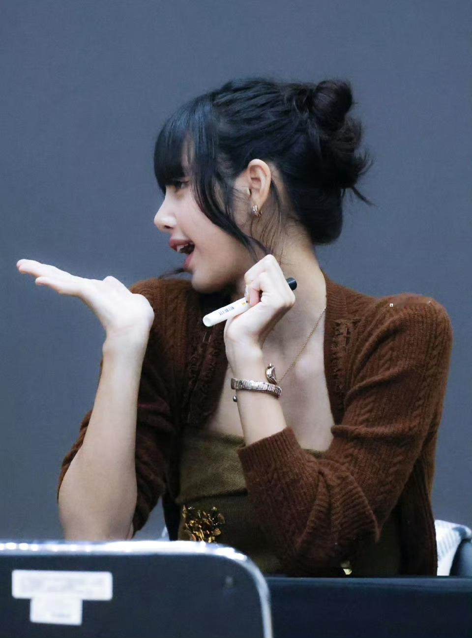 LISA终于有同担发现Lisa的耳朵也很好看了形状圆润又有肉感