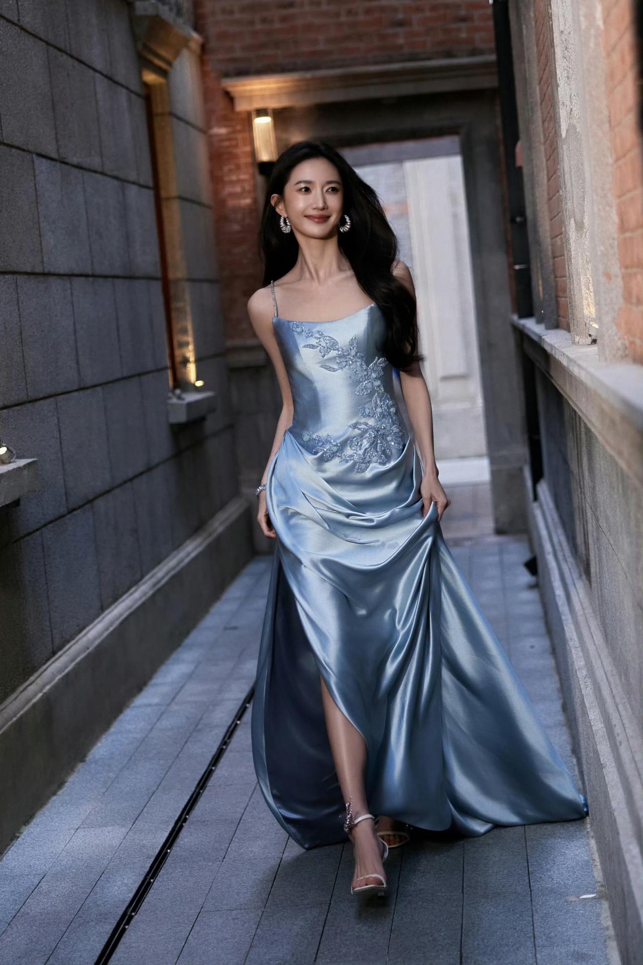 优雅晚宴，闪耀时刻，美轮美奂的礼服与精致妆容，尽显魅力！