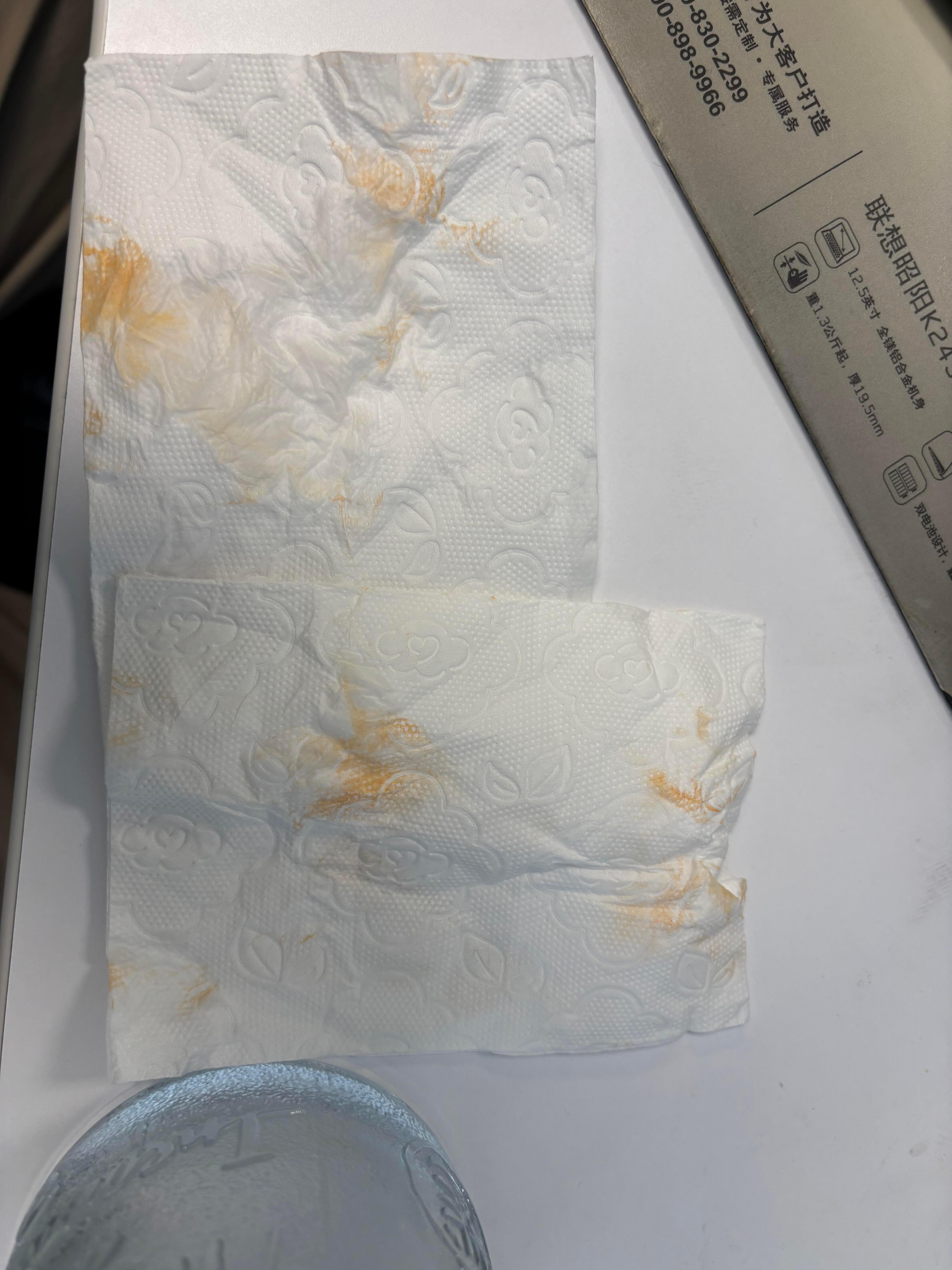 只接凉水的玻璃杯底擦出来橘红色东西