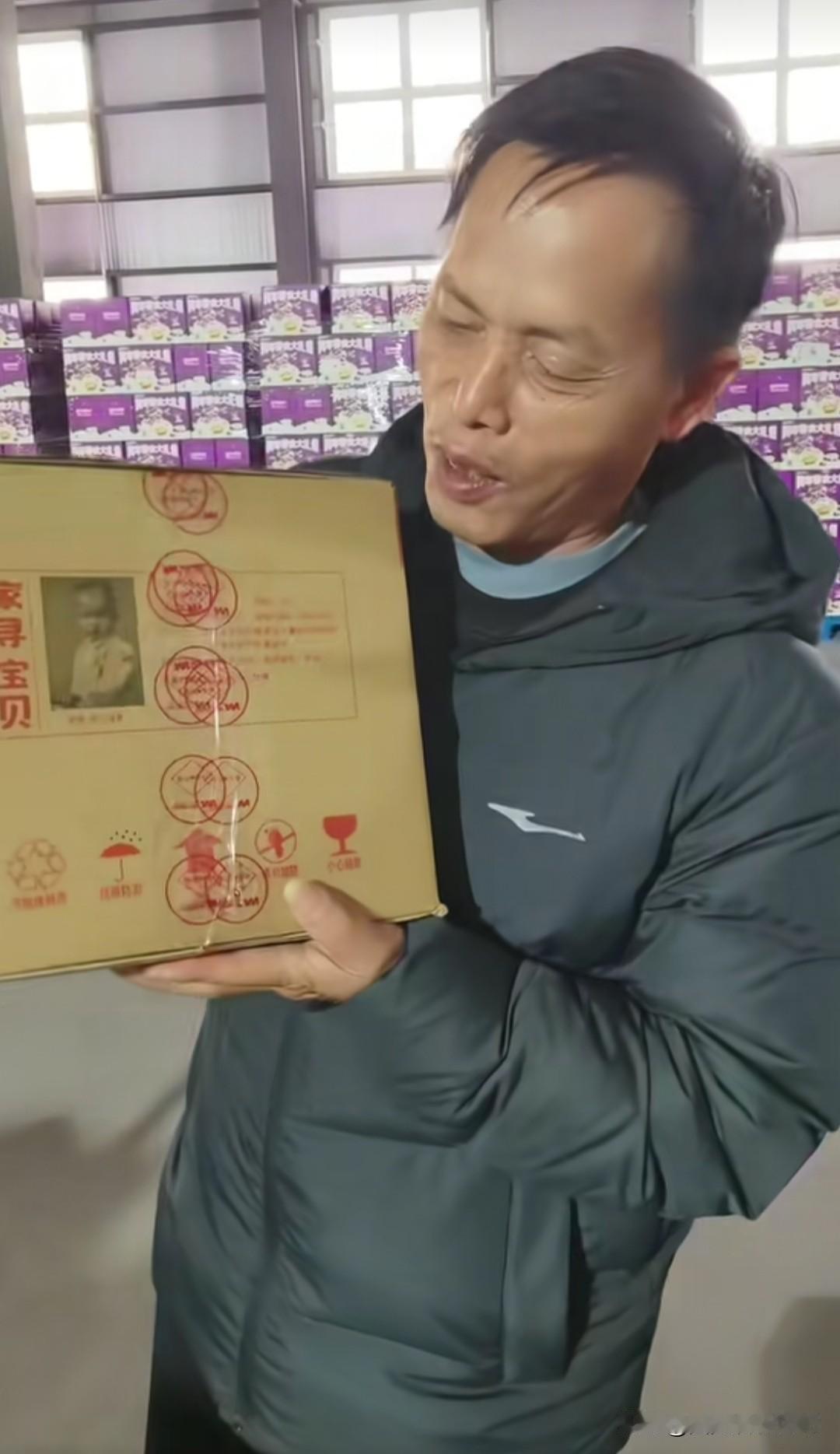 梁志辉的爸爸今天准备带货伟龙零食，网友们都很支持梁志辉爸爸。自从