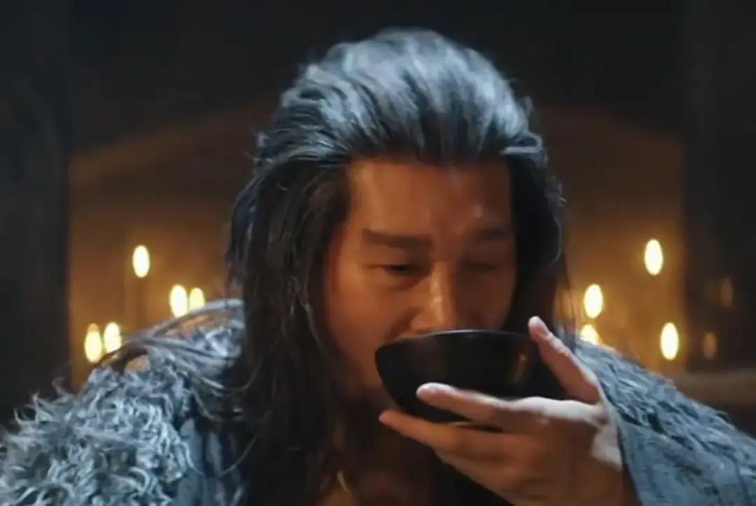 他转了一下碗，谋杀就完成了。不是下毒。是王劲松在《长安二十四计》里，用一碗羊