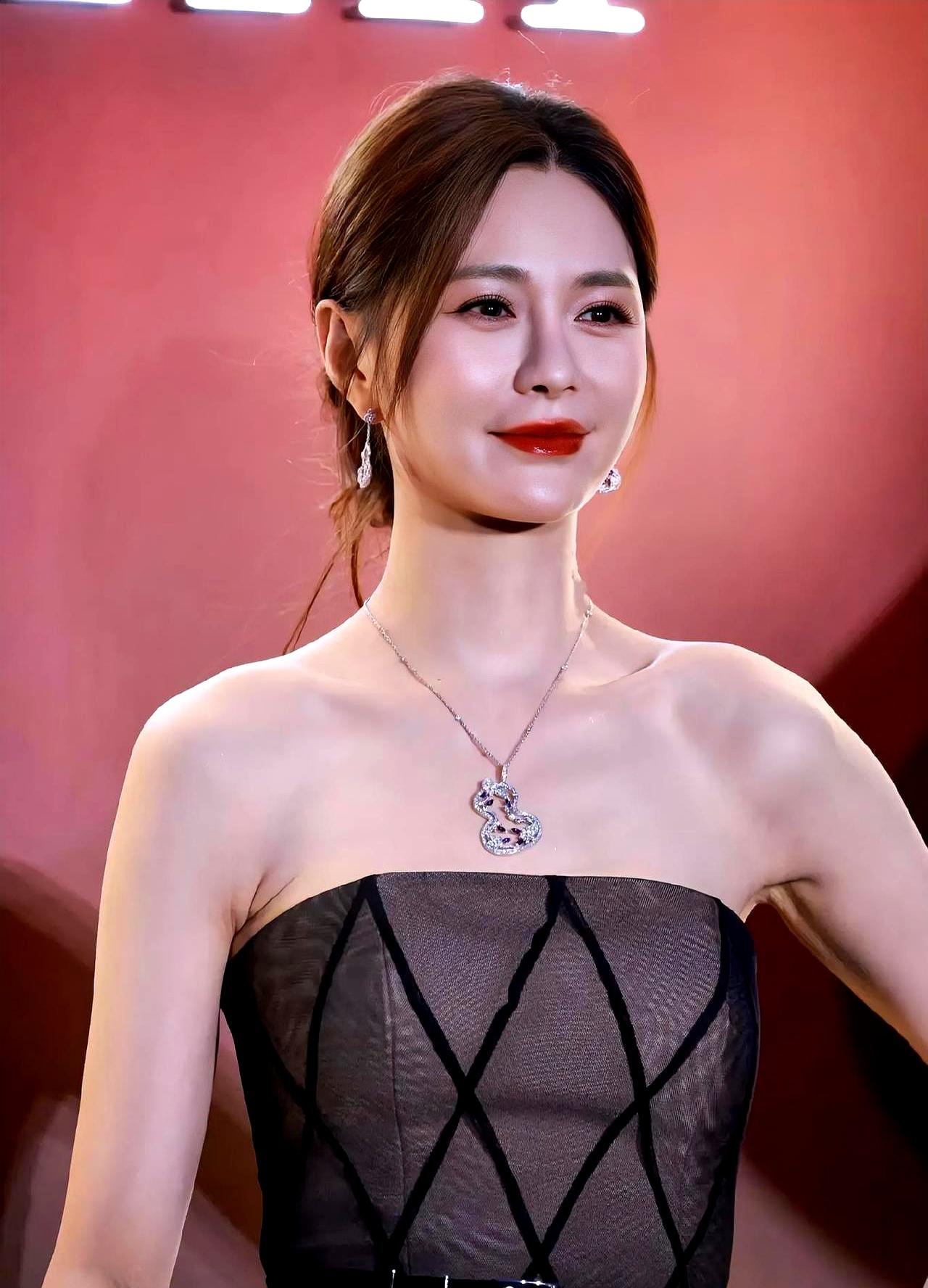 不联系不见面，女人最狠的逆袭是啥？沈梦辰给你打了个样儿！当年杜海涛玩消失，三个