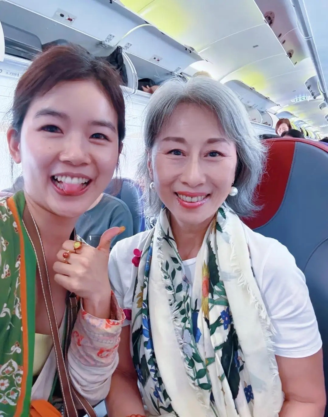 79岁林子祥和65岁叶倩文在香港飞机上被偶遇，夫妻俩都已经白发苍苍了，但打扮依然