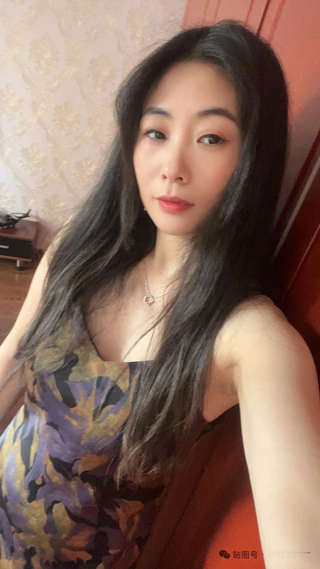 长发美女自拍，背景是壁纸。