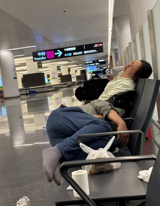 整个候车厅，都有一股子味儿