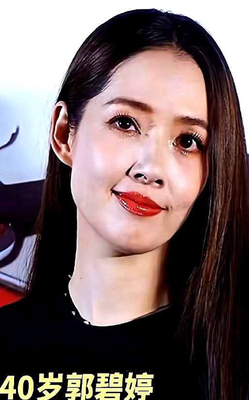 郭碧婷不吵不闹，她早把退路算清2024年3月，向佐又被拍到和陌生女子贴耳说话