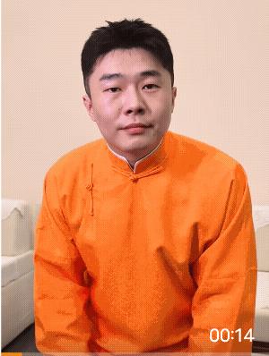 哈哈哈哈哈，孟鹤堂周九良在后台的搞笑视频，一个掰脑瓜子，一个掰哈密瓜。粉丝们说，