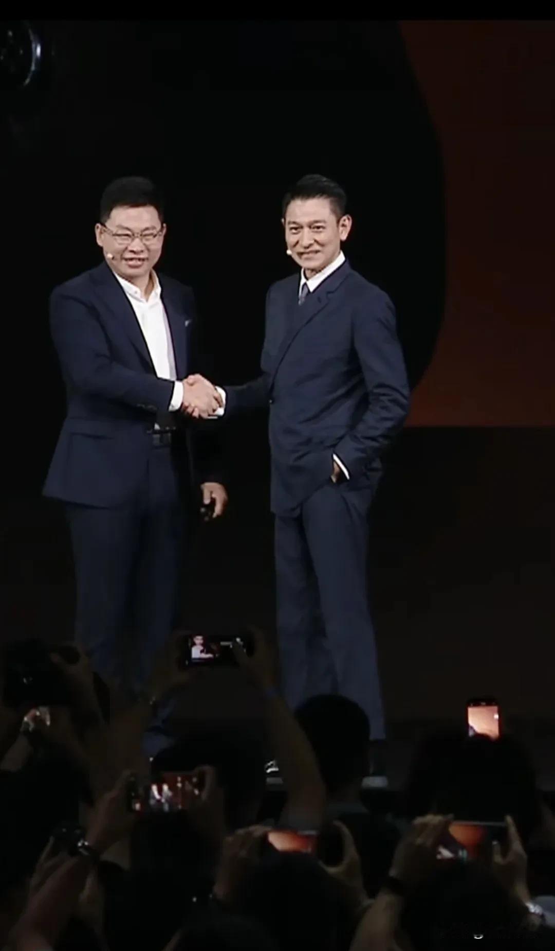 刘德华现身华为手机新品发布会，这状态令人慕了！原来余承东不仅是见到神仙姐姐会紧