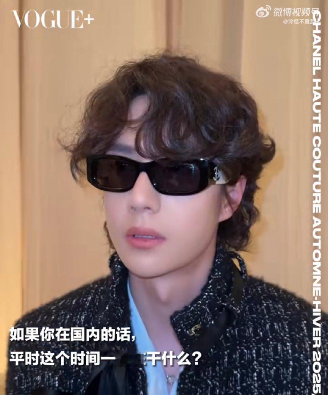 王一博无实物看手表哈哈哈哈哈好可爱的一博，无实物看手表​​​
