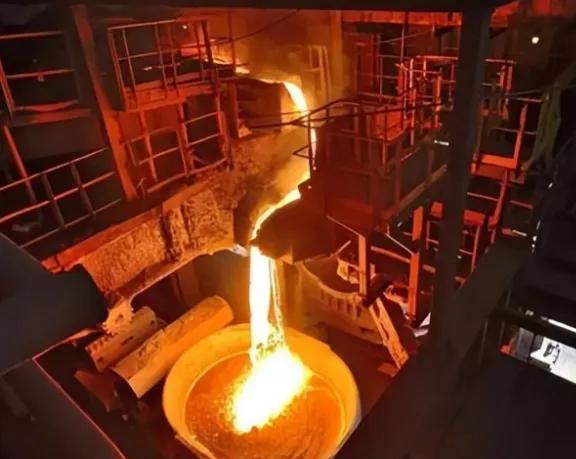 2022年，一名25岁的瑞士电工失足掉进了一个720°C的熔炉，熔化的金属瞬间没