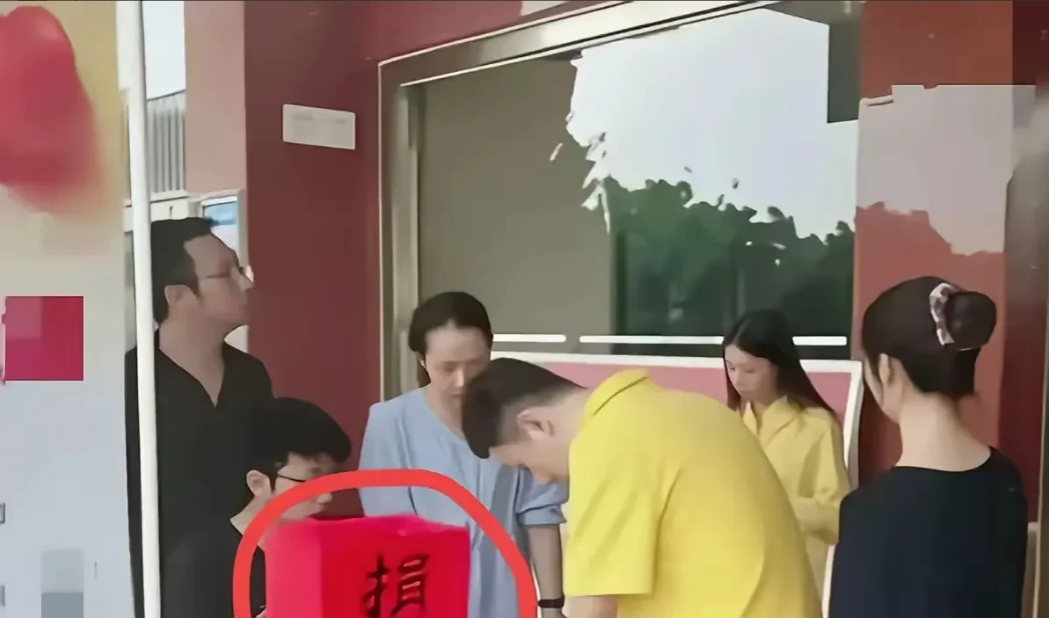 村民这一巴掌，重重扇痛了公益机构的脸。好不容易凑齐十二万救命钱送去，竟发