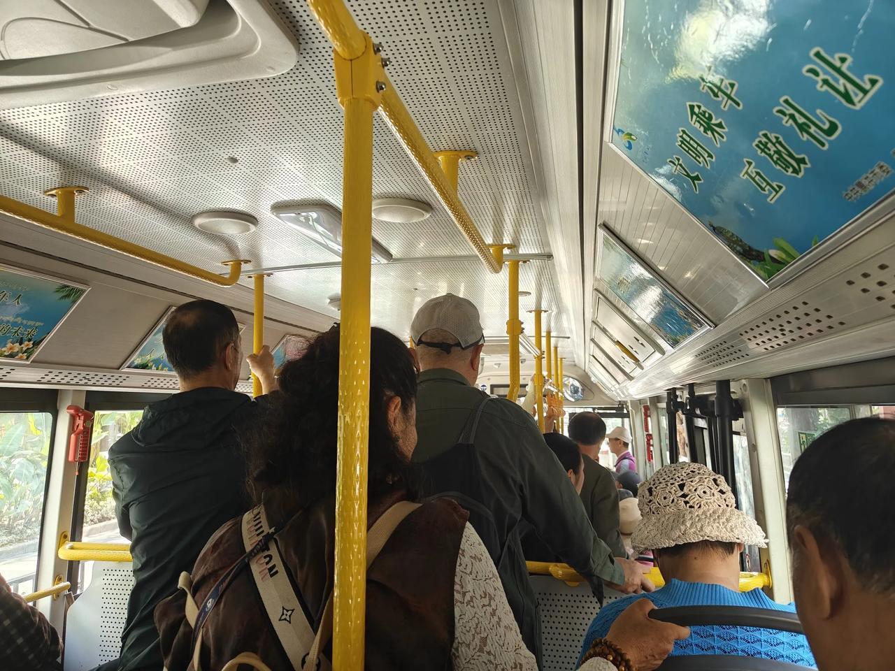 昨天傍晚我从市民中心挤2路公交车，挤了有40分钟又倒8路回曼莎路寓所，这段路程也