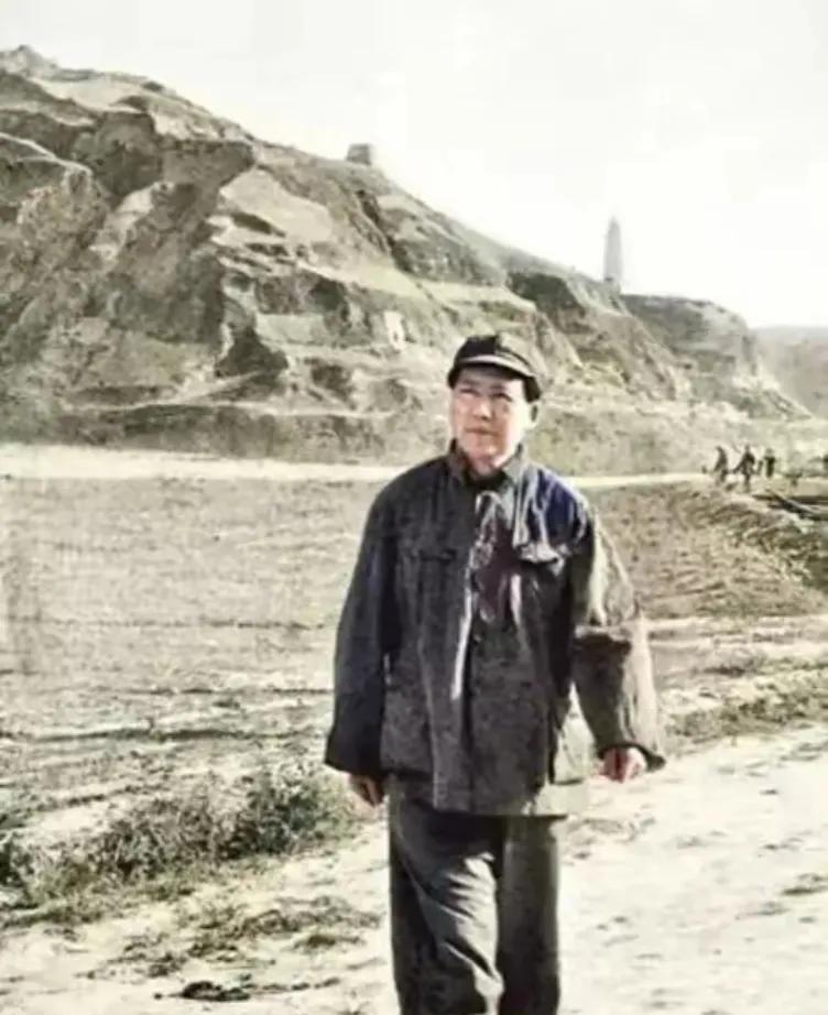 延安时期的毛主席，一个人出来散步，衣服看起来也不合身！虽说经历了千辛万苦红军终
