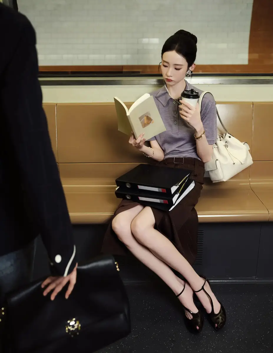 张艺凡穿浅紫上衣与深棕长裙手持咖啡都市丽人感满满