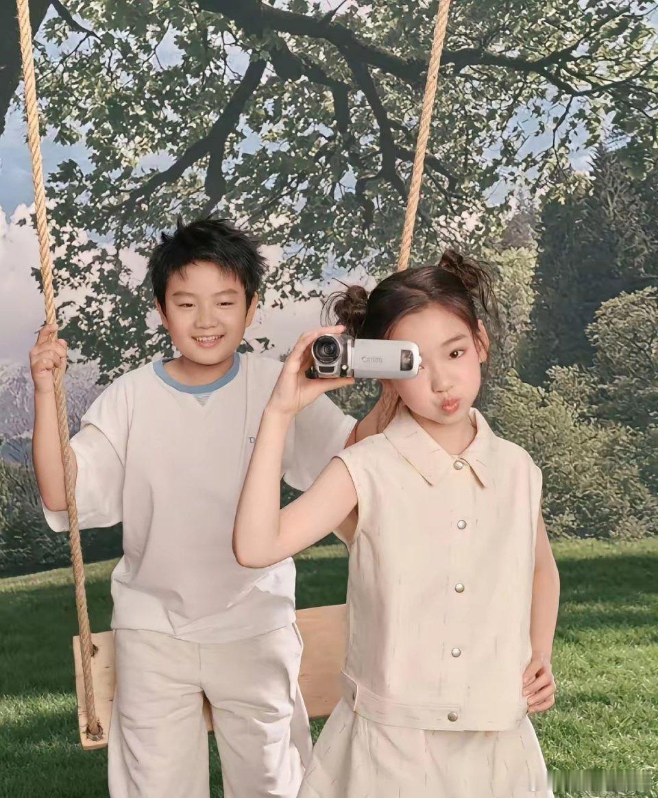 董璇女儿小酒窝与佟大为儿子拍封面照，小男孩就一个表情，小女孩多姿多彩的，朵朵要生气了。​