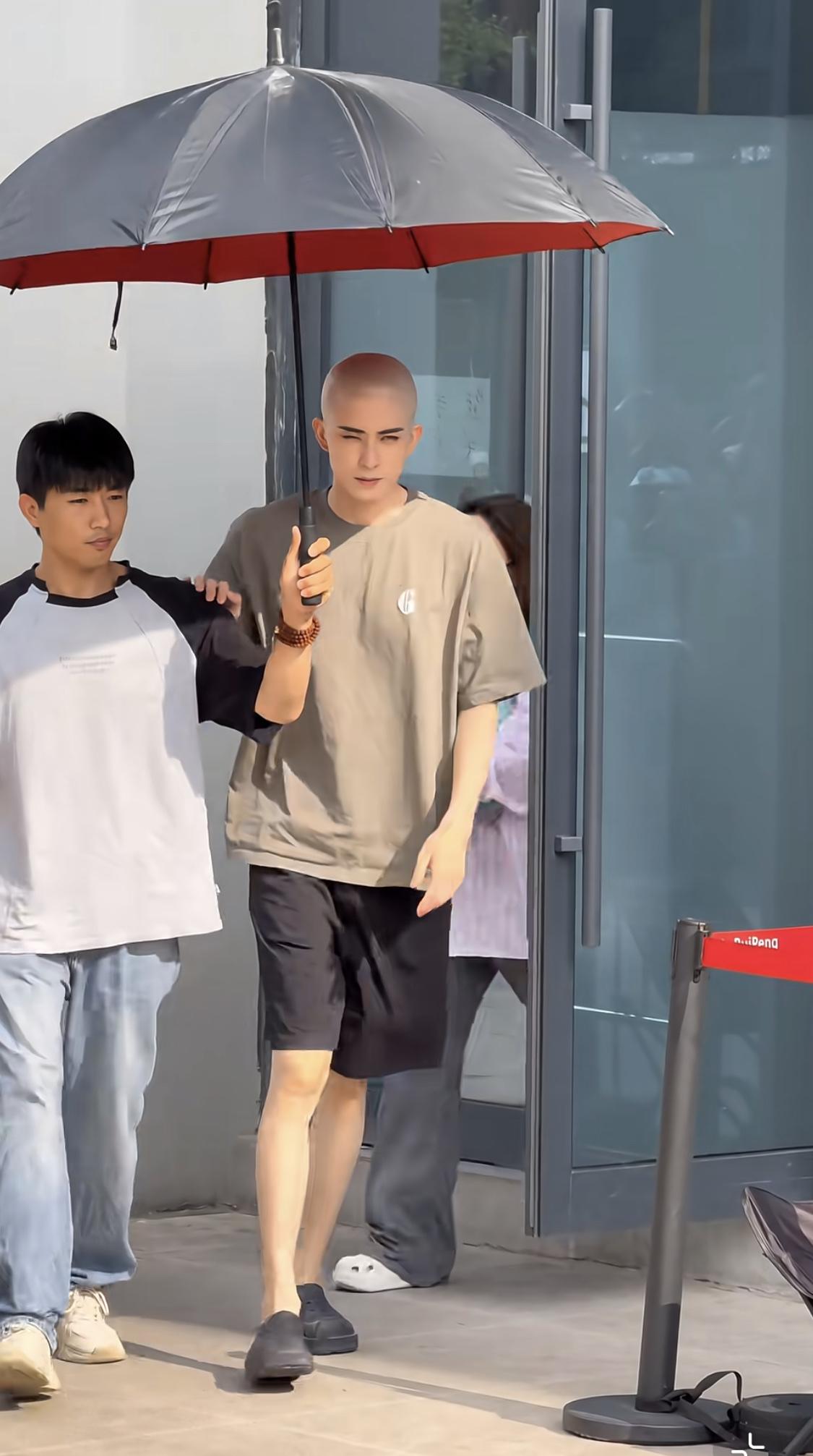 敖瑞鹏都这个造型了，还是很帅啊……走出来那一刻，哇声一片啊……敖瑞鹏和李兰迪