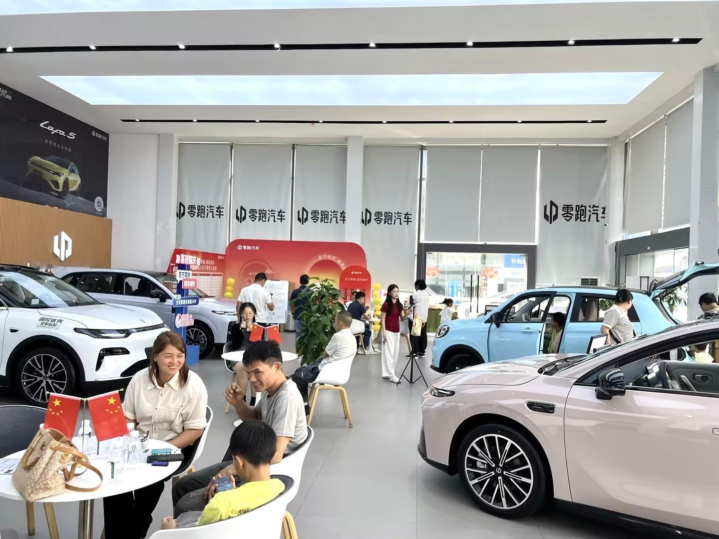 门店人挺多，照这架势10月销量又要冲一波了！大V聊车​​​
