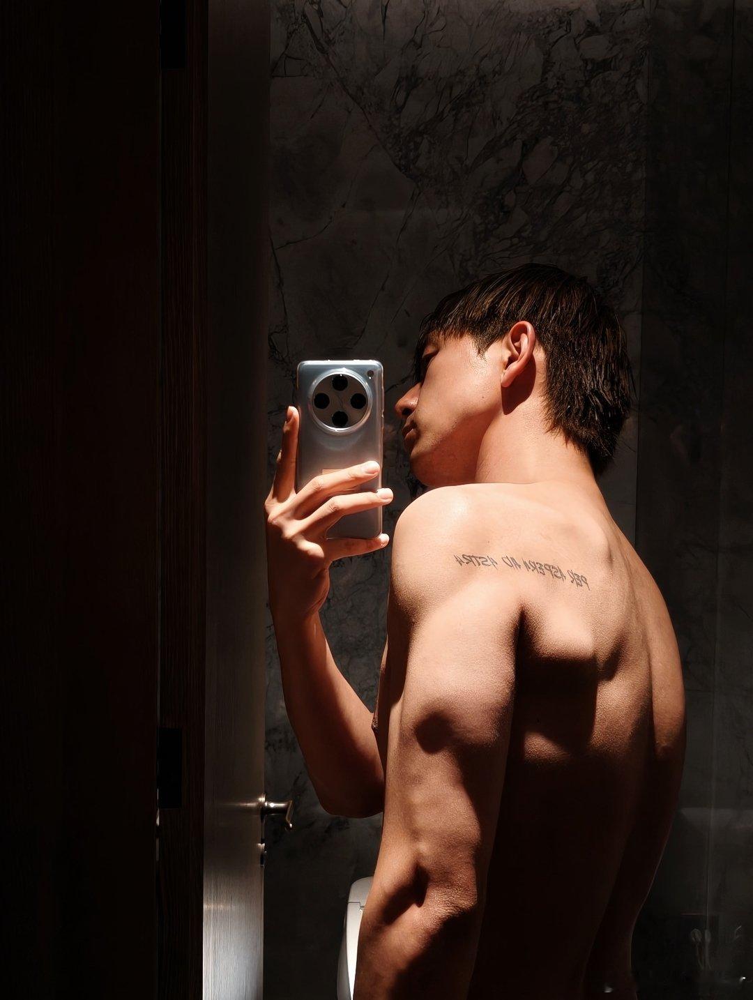 李现夜深人静时悄悄分享的一组肌肉照～“夜深人静悄悄发个…没有“正文”…