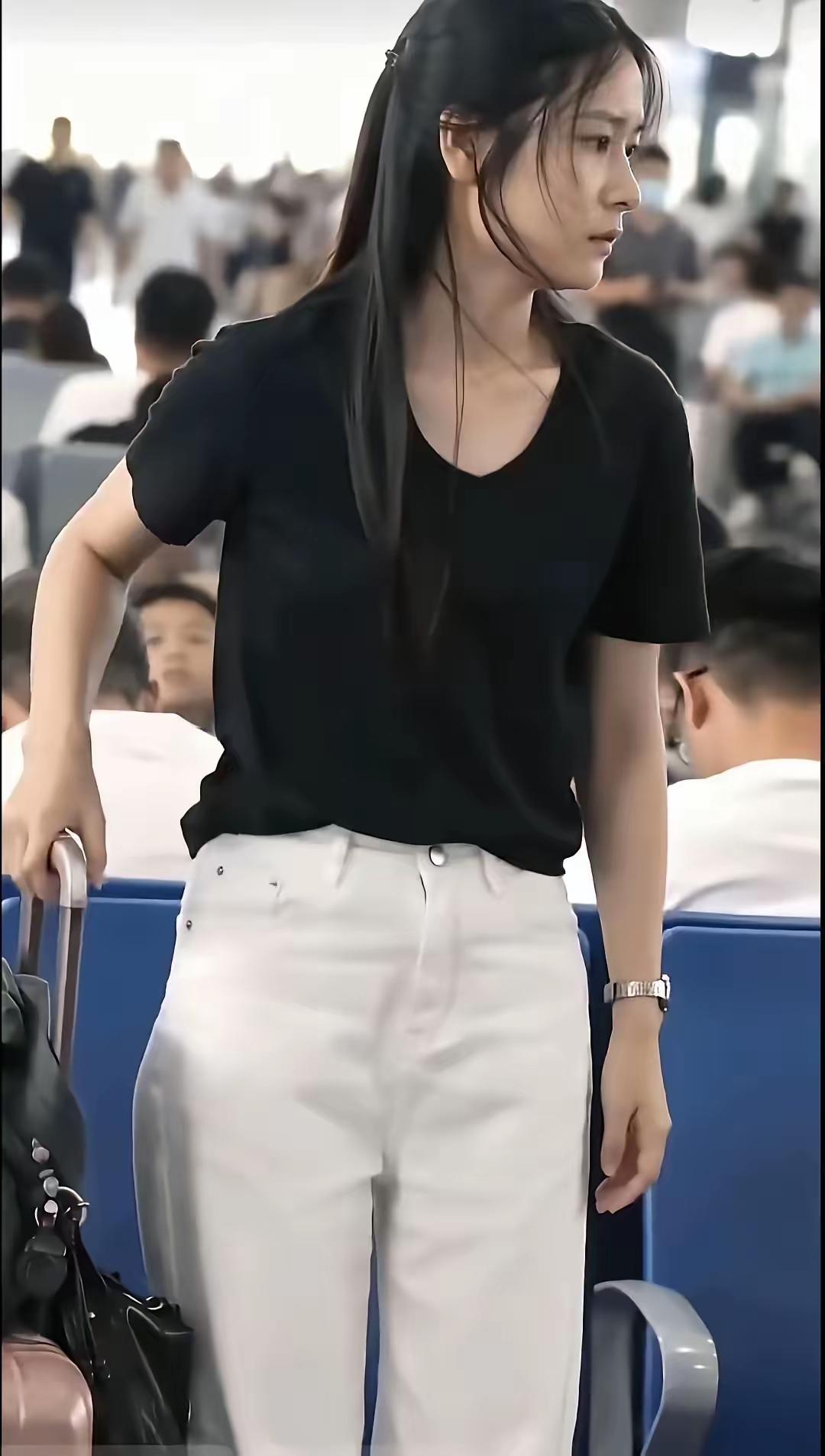 高铁“素衣女孩”火了！她没有美甲，没有项链，没有发染，没有纹身，没有华丽的穿着