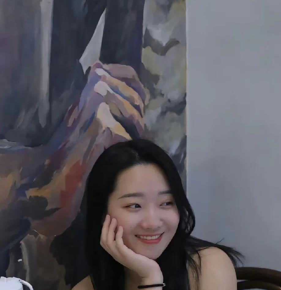 网暴，端午这个小假期，本应该一家人吃团圆饭，一位美女从新加坡6.1来到了三亚旅游