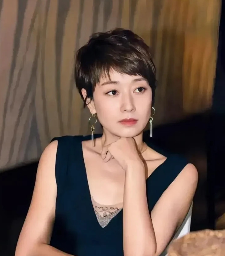马伊琍说，这几年拍戏总绕不开上海话。演《我的前半生 》那会儿，罗子君这个角色前期
