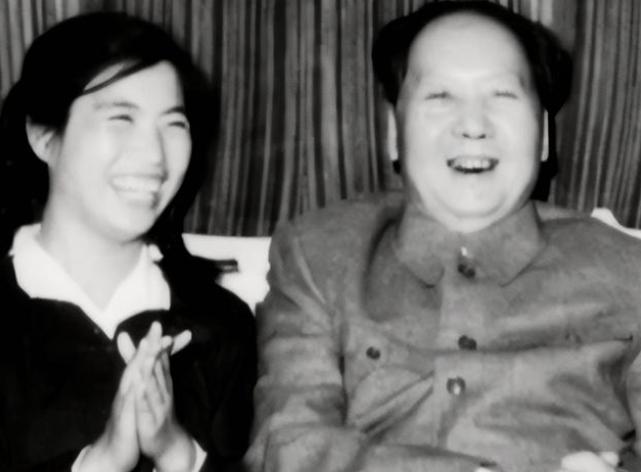 1956年，毛主席正乘坐专列到北戴河开会，途中发现女列车员面露愁容，毛主席得知她