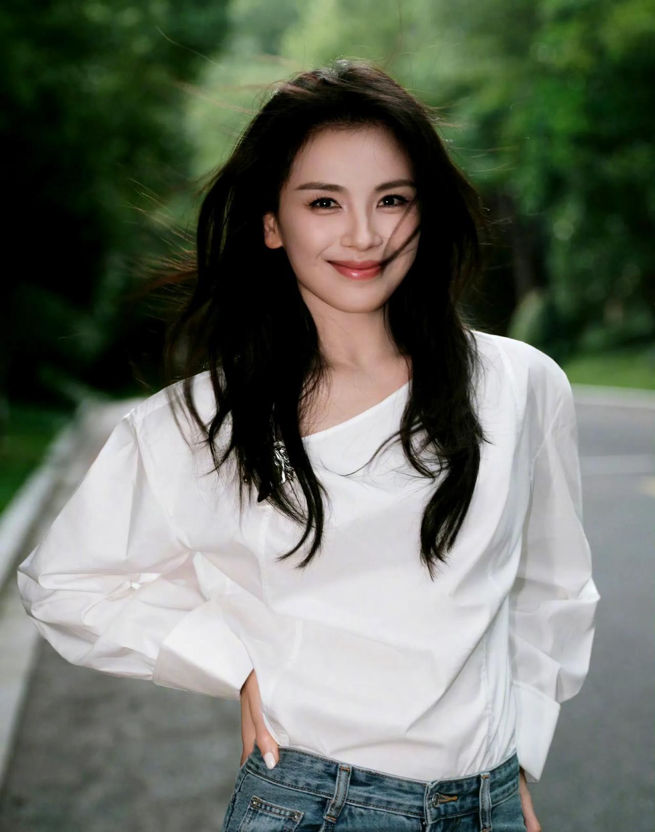 #刘涛#漫步在绿意盎然的道路上，微风轻拂，吹动发丝，也吹散了心头的烦闷。简单的白