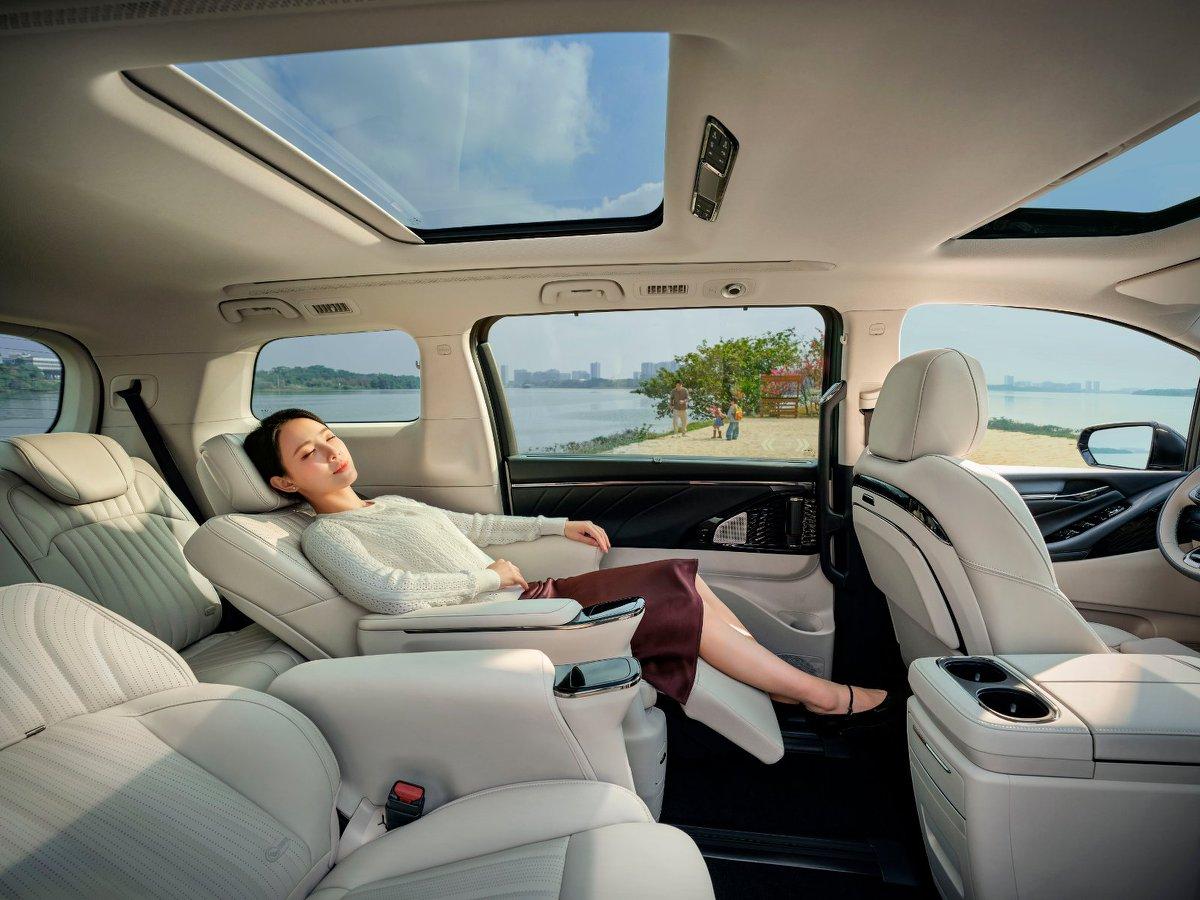 昨天带全家去看车，我爸在4S店坐了半小时不肯下来，最后说了一句：“这车比咱家沙发