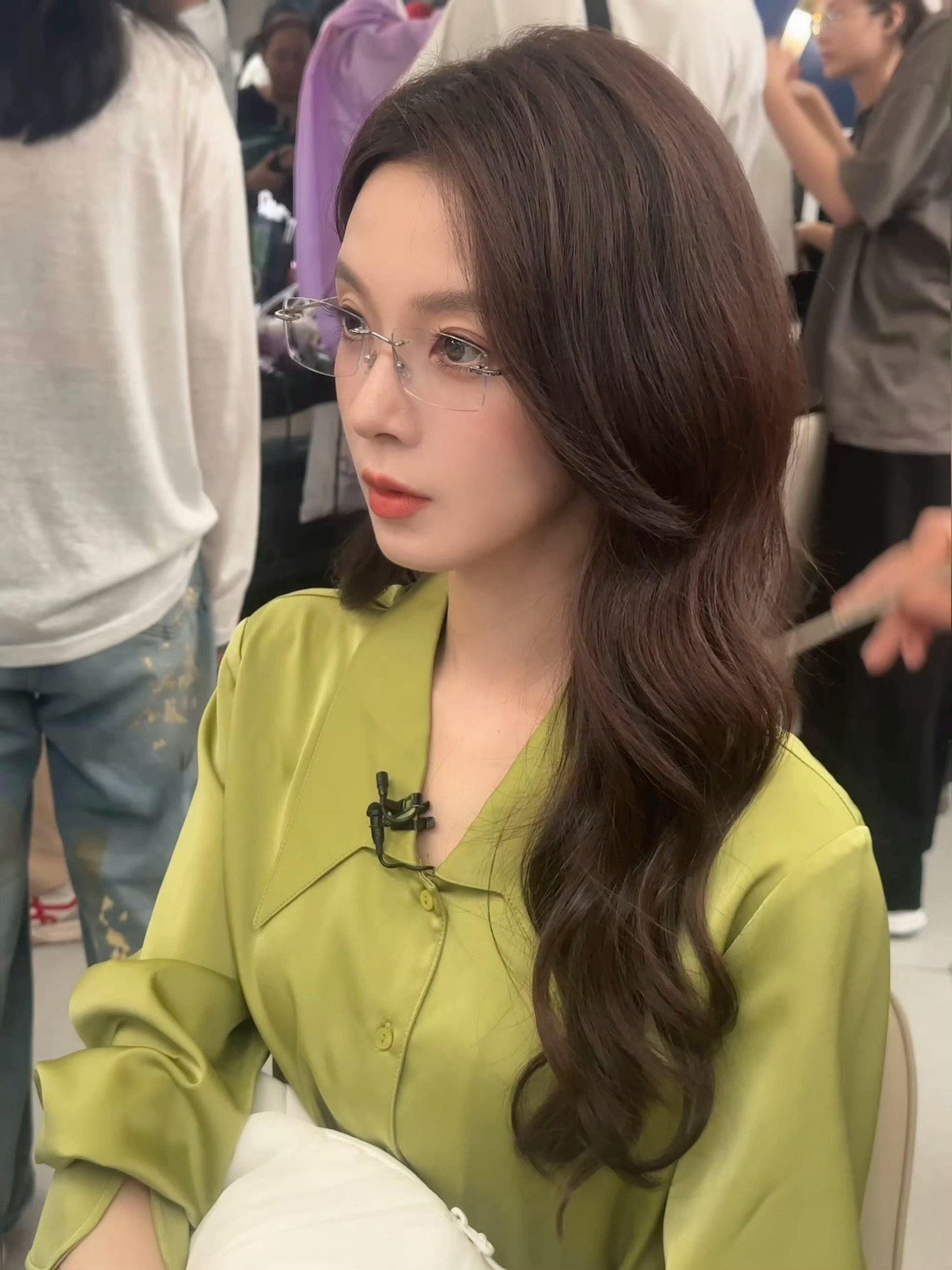 陈瑶复刻美羊羊表情包陈瑶瑶妹儿带上无边框眼镜妥妥的萝莉御姐