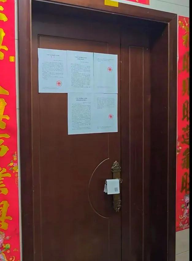 家人们，碰上法拍房原房主搞事，真能把人逼疯！我堂弟买了套法拍房，楼下原房主的老